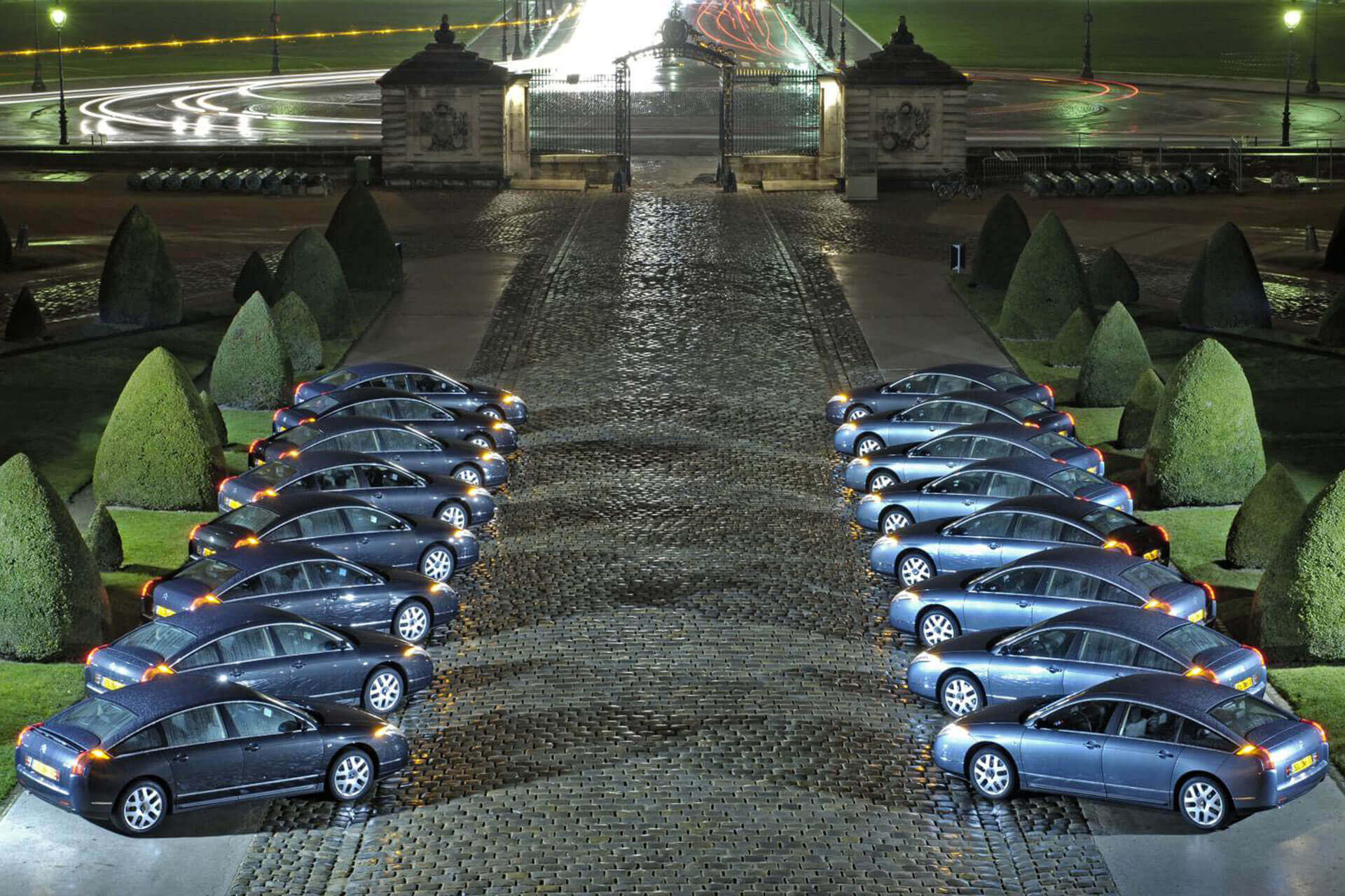 šešiolika (16) eilėmis išrikiuotų Citroen C6 automobilių