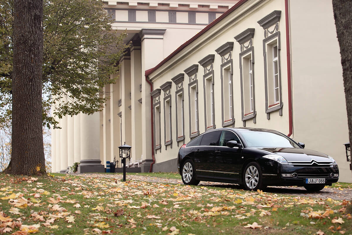 Nuomojamas Citroën C6 Taujėnų dvaro rūmų rudenį