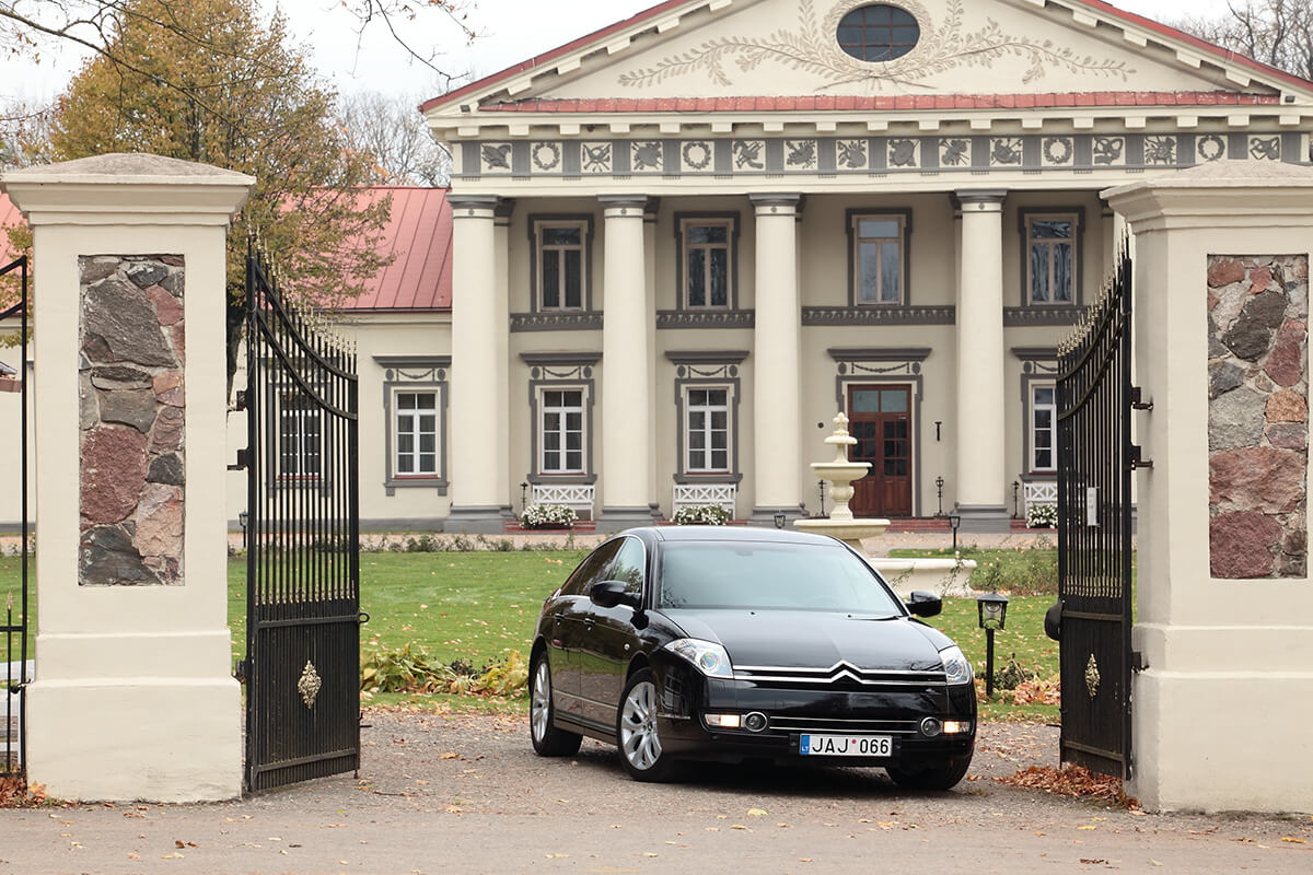 Nuomojamas Citroën C6 prie Taujėnų dvaro vartų - C6.lt