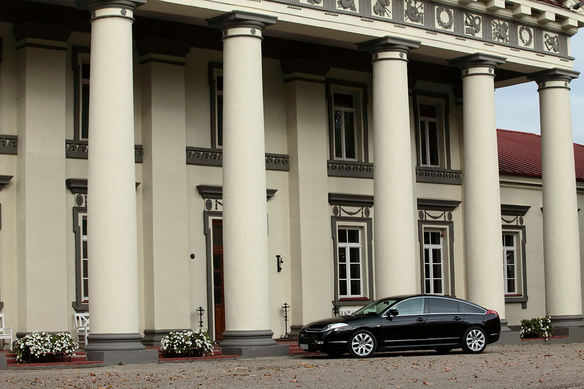 Nuomojamas Citroën C6 prie Taujėnų dvaro rūmų kolonų - C6.lt
