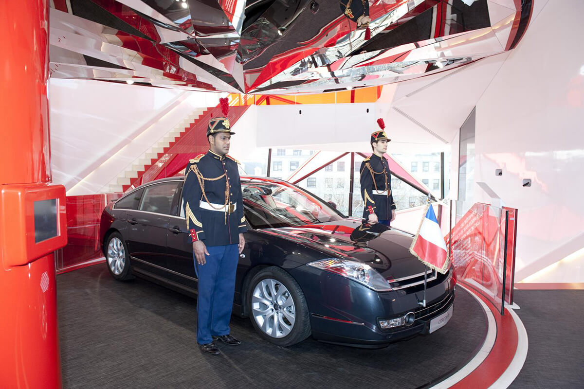 Prie prezidentinio Citroën C6 stovi garbės sargyba
